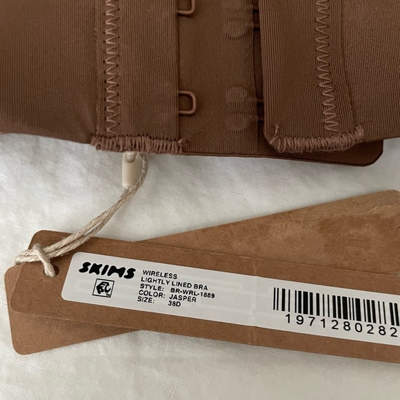 SKIMS Wireless Form T-Shirt Demi Bra - Picture 4 of 4